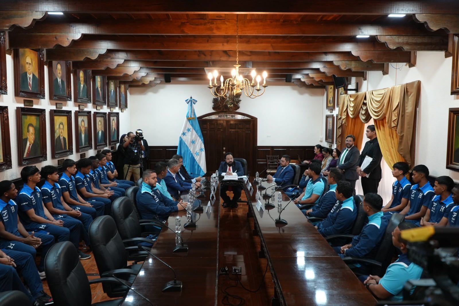 Ceremonia de juramentación y entrega de la bandera nacional de Honduras a la selección U17
